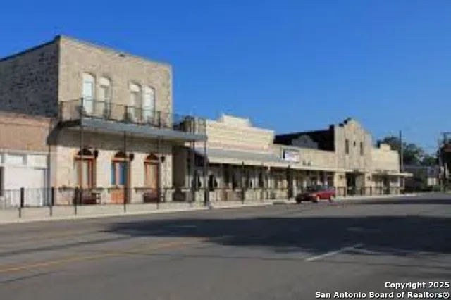 $434,900 | 101 East Eli Chandler, Blanco, TX 78606