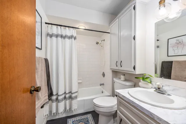 $363,700 | 2194 Oak Hollow Drive, Jenison, MI 49428