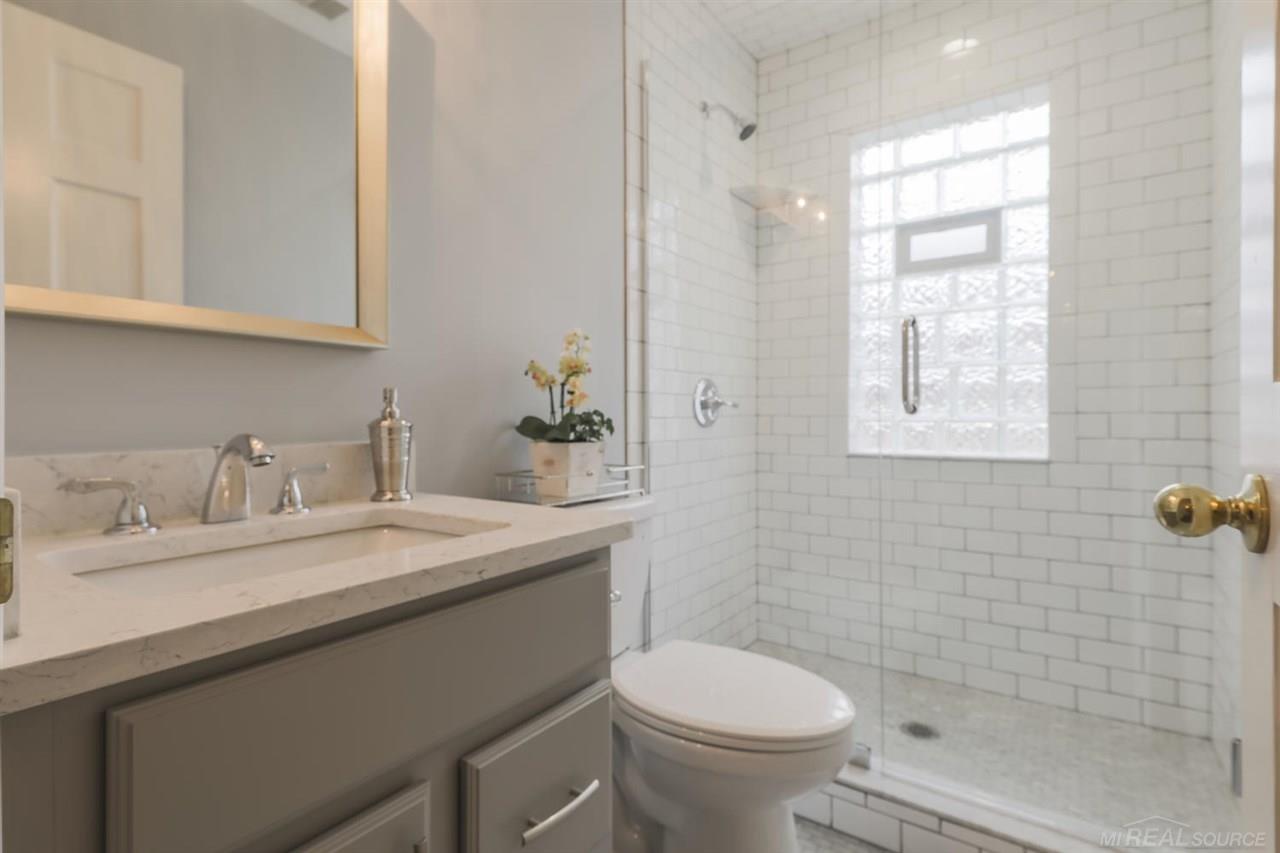 323 Lothrop Road Grosse Pointe, MI 48236 - Photo 14 of 41 31378276-13.JPG
