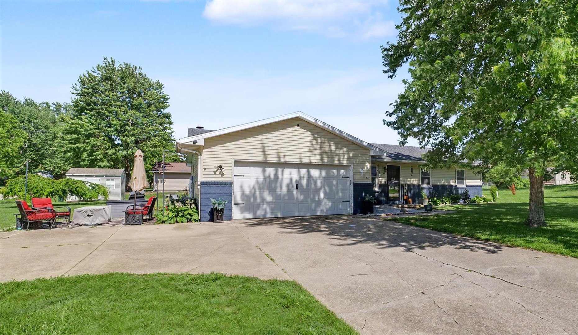 1202 Robin Road Mahomet, IL 61853 - Photo 3 of 36