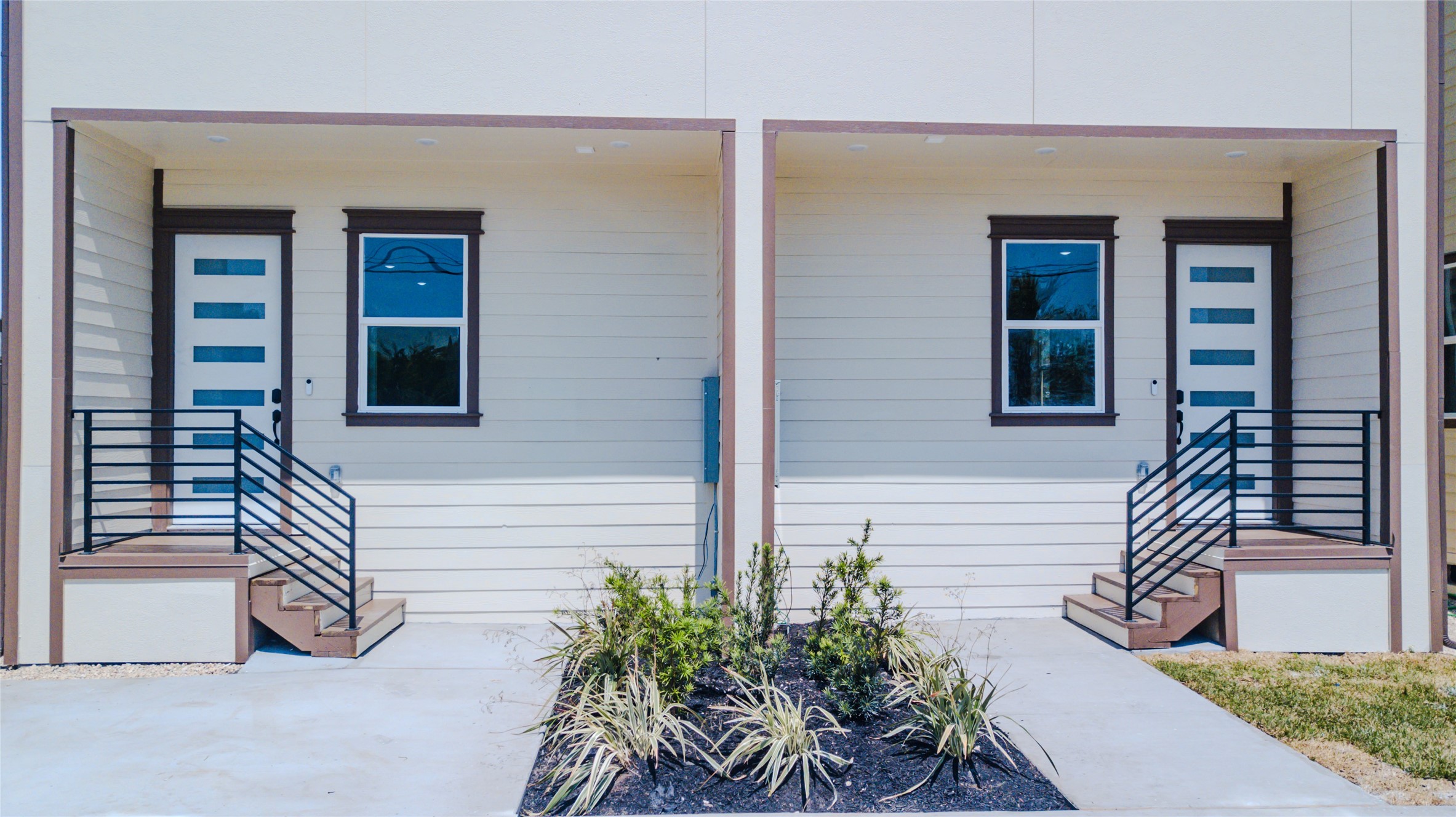 823 North Loop Houston, TX 77022 - Photo 2 of 23 front view of a house