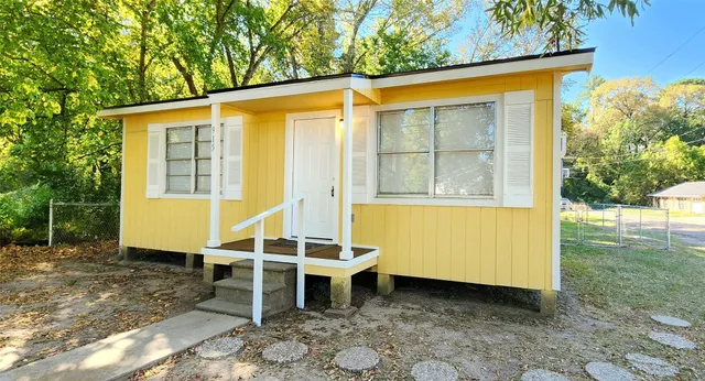 a blue and white bed sitting in backyard of a house