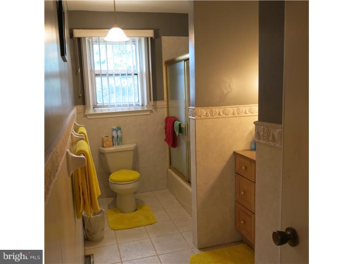 1603 Davis Road Runnemede, NJ 08078 - Photo 17 of 25 Bathroom
