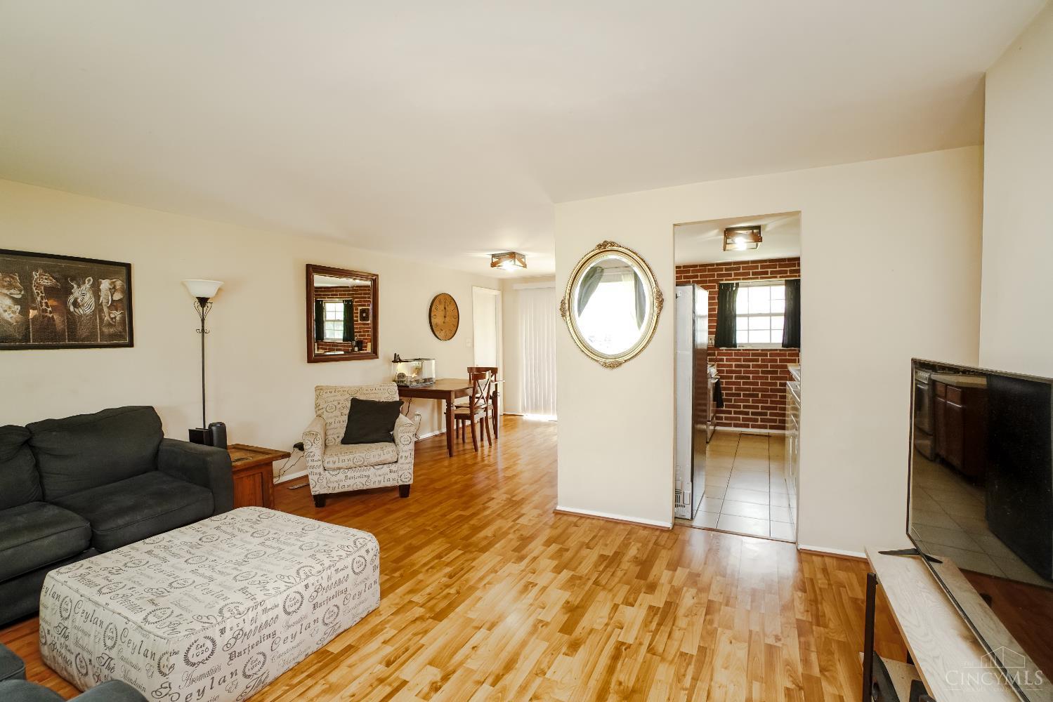 982 Pilgrim Place Springdale, OH 45246 - Photo 2 of 21