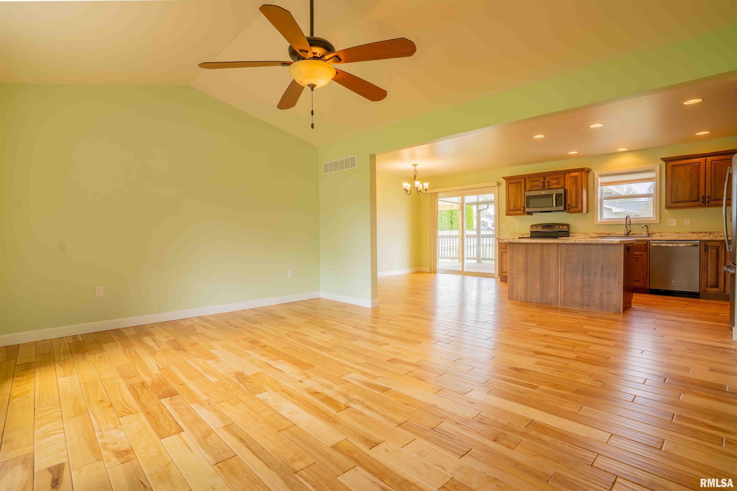 2802 Deveron Circle Pekin, IL 61554 - Photo 3 of 36