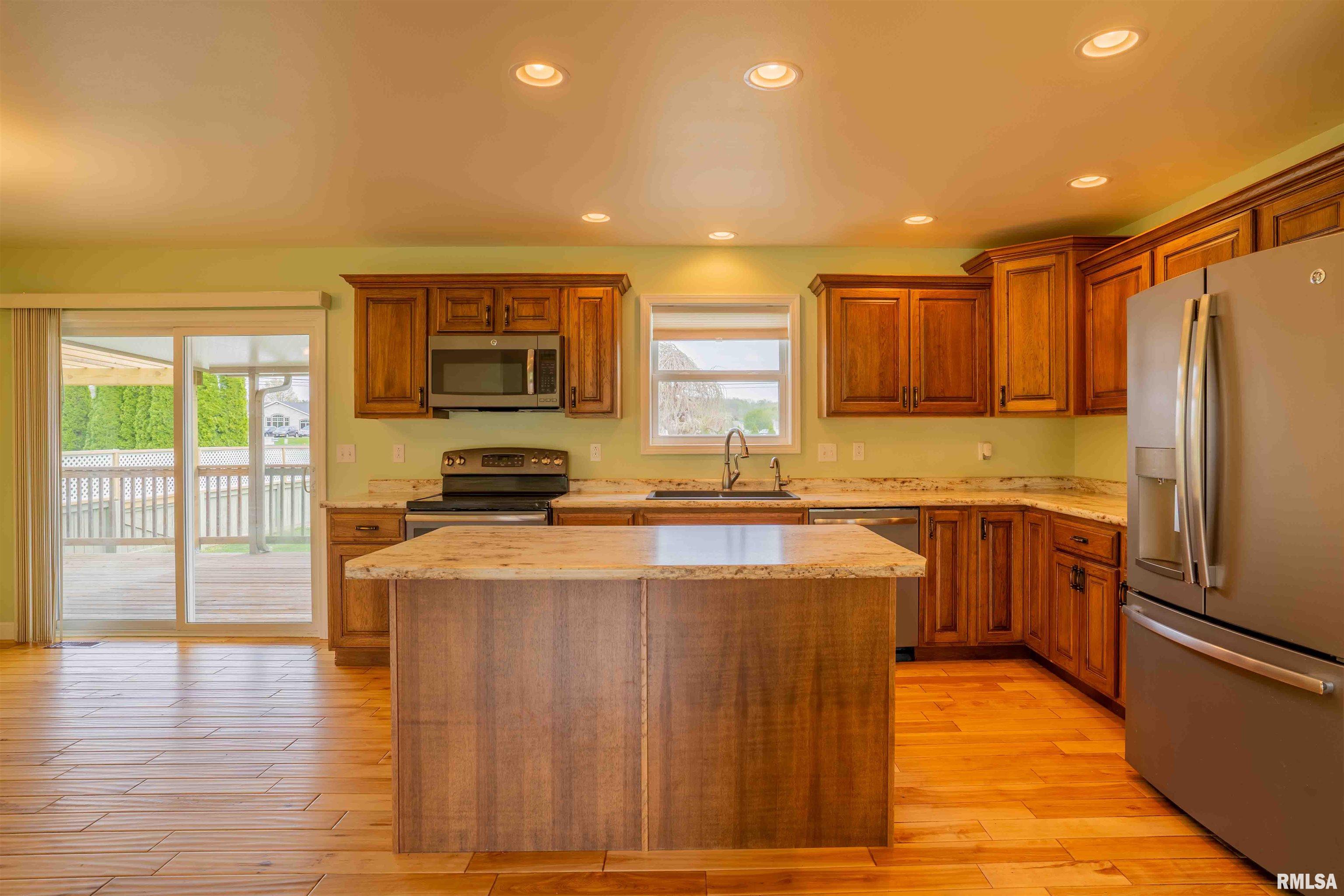 2802 Deveron Circle Pekin, IL 61554 - Photo 7 of 36