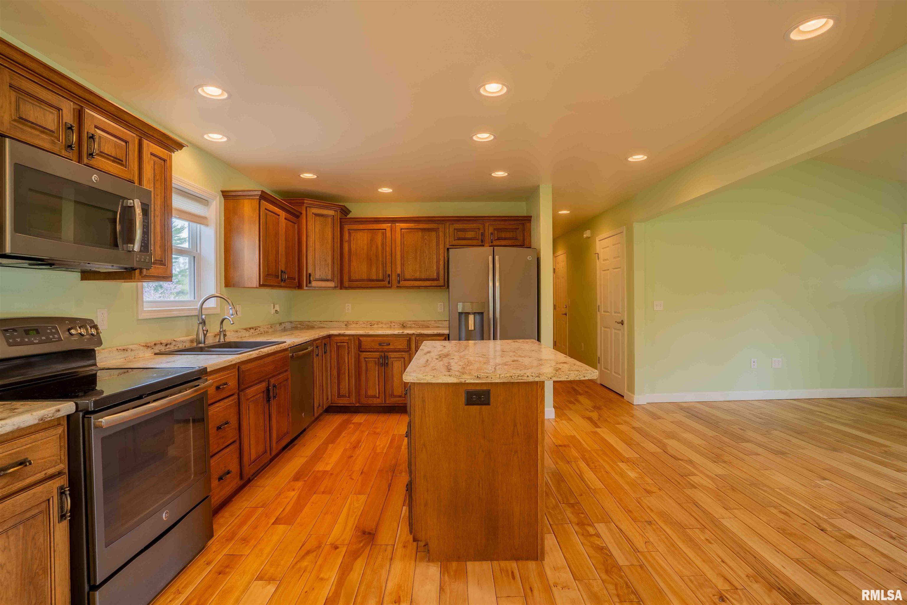 2802 Deveron Circle Pekin, IL 61554 - Photo 9 of 36