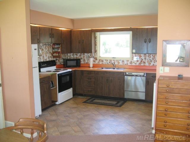 2869 Lakeshore Road Applegate, MI 48401 - Photo 14 of 37 31248976-13.JPG