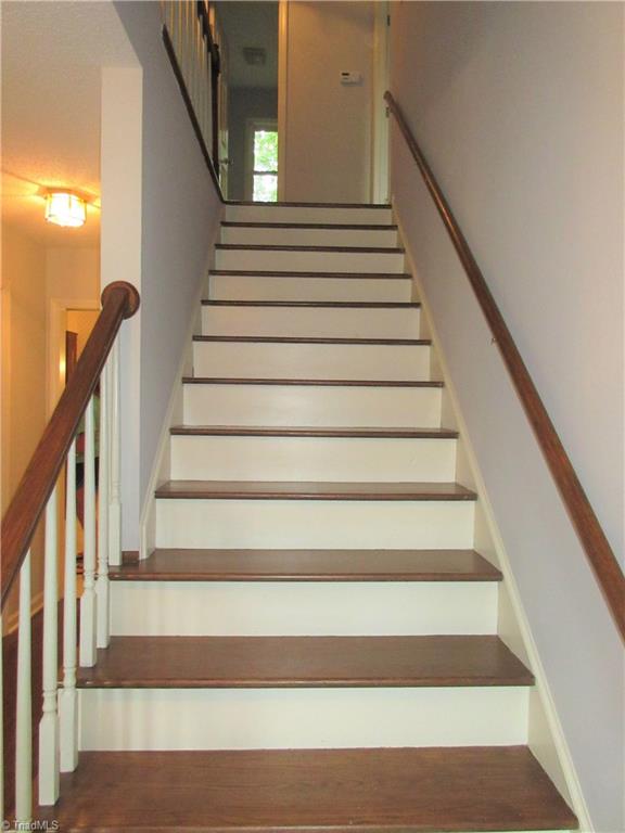 315 Canterbury Road High Point, NC 27262 - Photo 3 of 18 Hardwood steps.