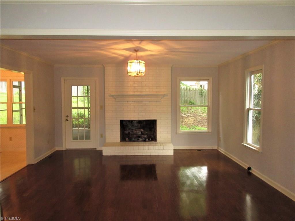 315 Canterbury Road High Point, NC 27262 - Photo 5 of 18 Great room w/ Gas Logs fireplace.