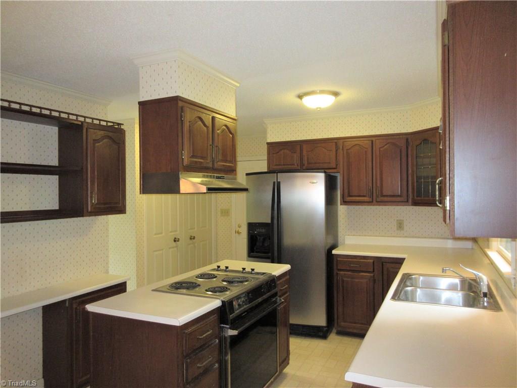 315 Canterbury Road High Point, NC 27262 - Photo 7 of 18 Kitchen w/ Island.