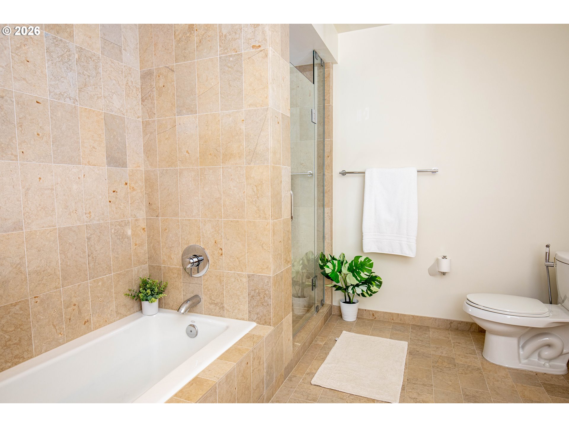 841 Southwest Gaines Street, Unit 2012 Portland, OR 97239 - Photo 27 of 44 a bathroom with a bathtub and a toilet