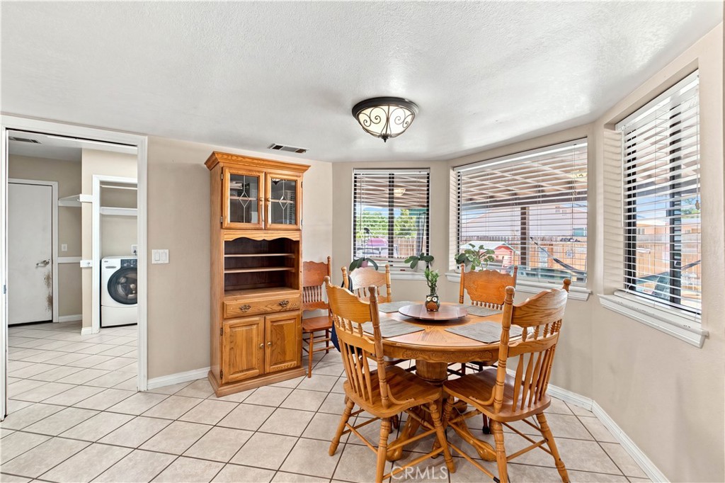 14367 Flathead Road Apple Valley, CA 92307 - Photo 13 of 51 Dinning room