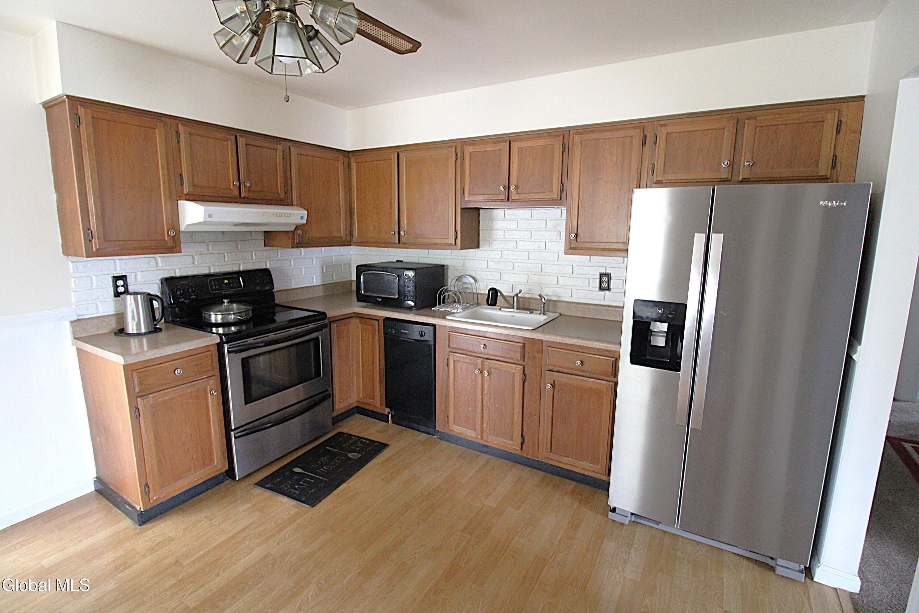 9 Hudson Avenue Colonie, NY 12110 - Photo 3 of 16 IMG_3393 c