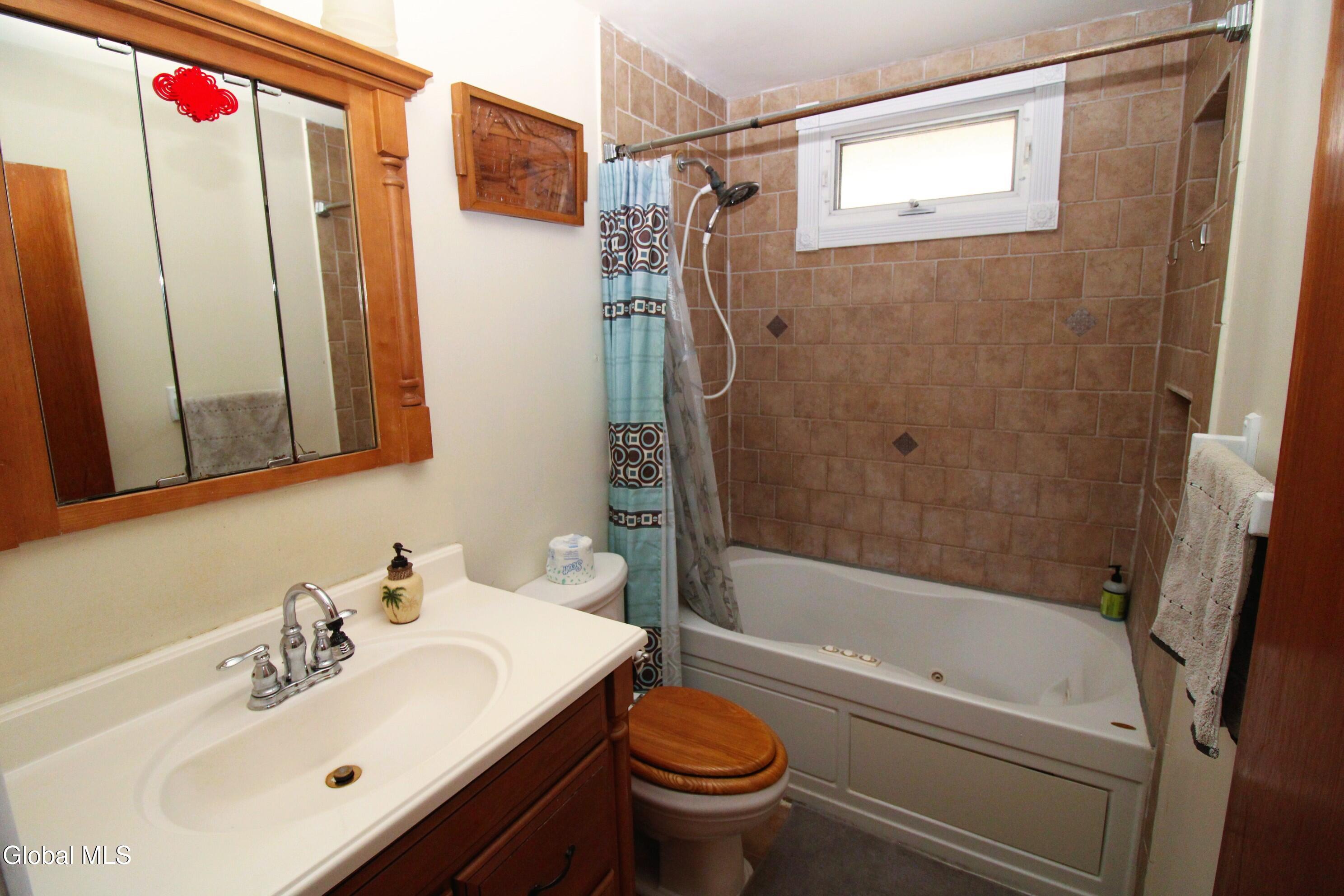 9 Hudson Avenue Colonie, NY 12110 - Photo 8 of 16 IMG_3365 c