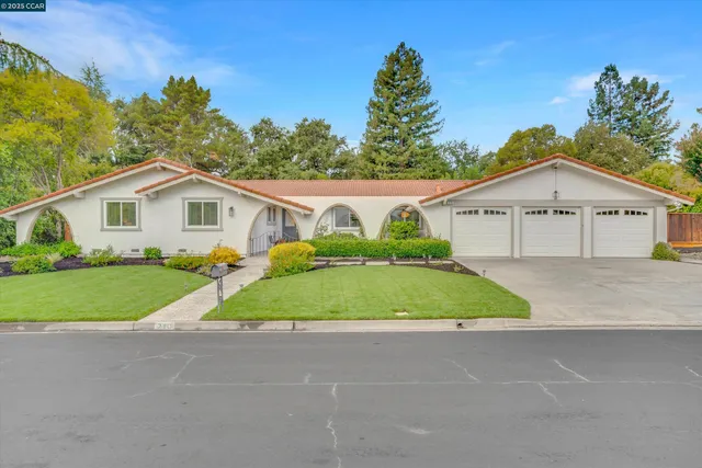 a view of an house with backyard and garden