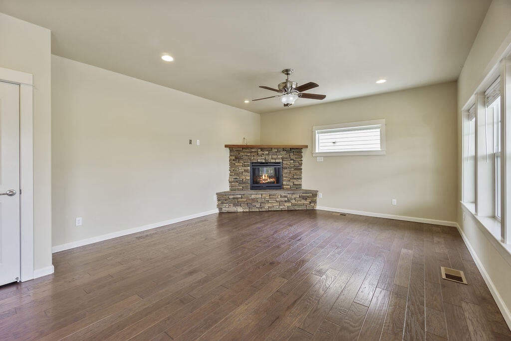 1591 Lithia Way Talent, OR 97540 - Photo 12 of 31 LW(35)