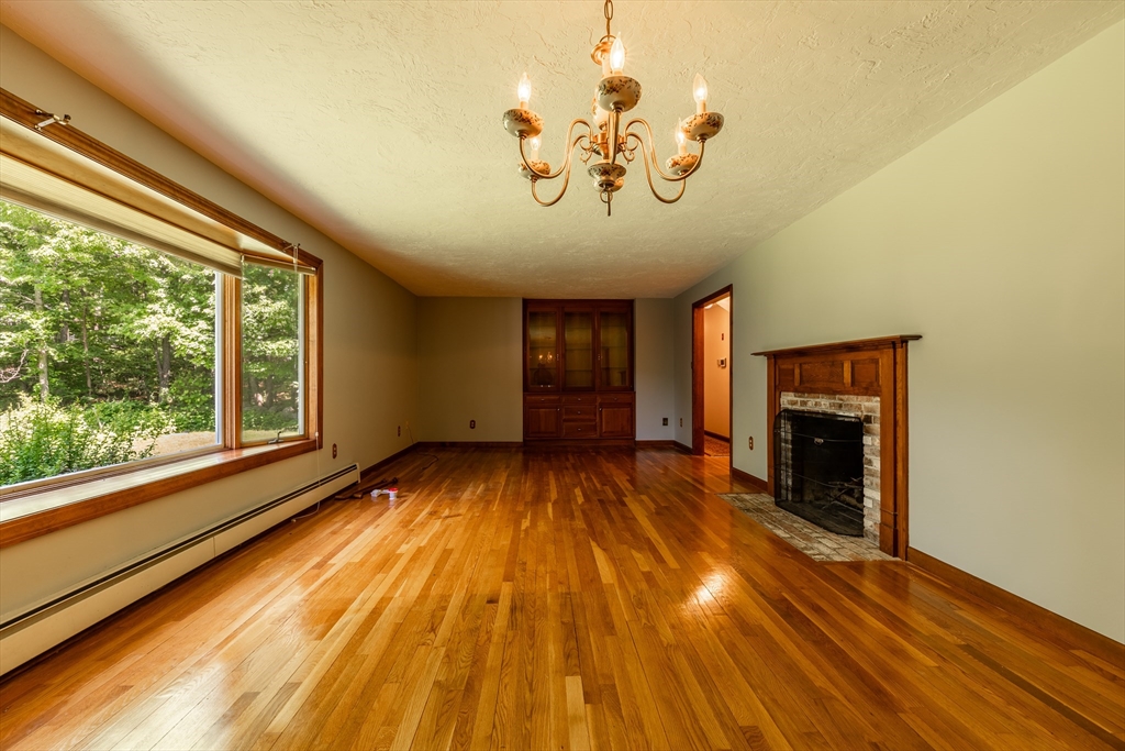 322 Spring Street Shrewsbury, MA 01545 - Photo 5 of 26