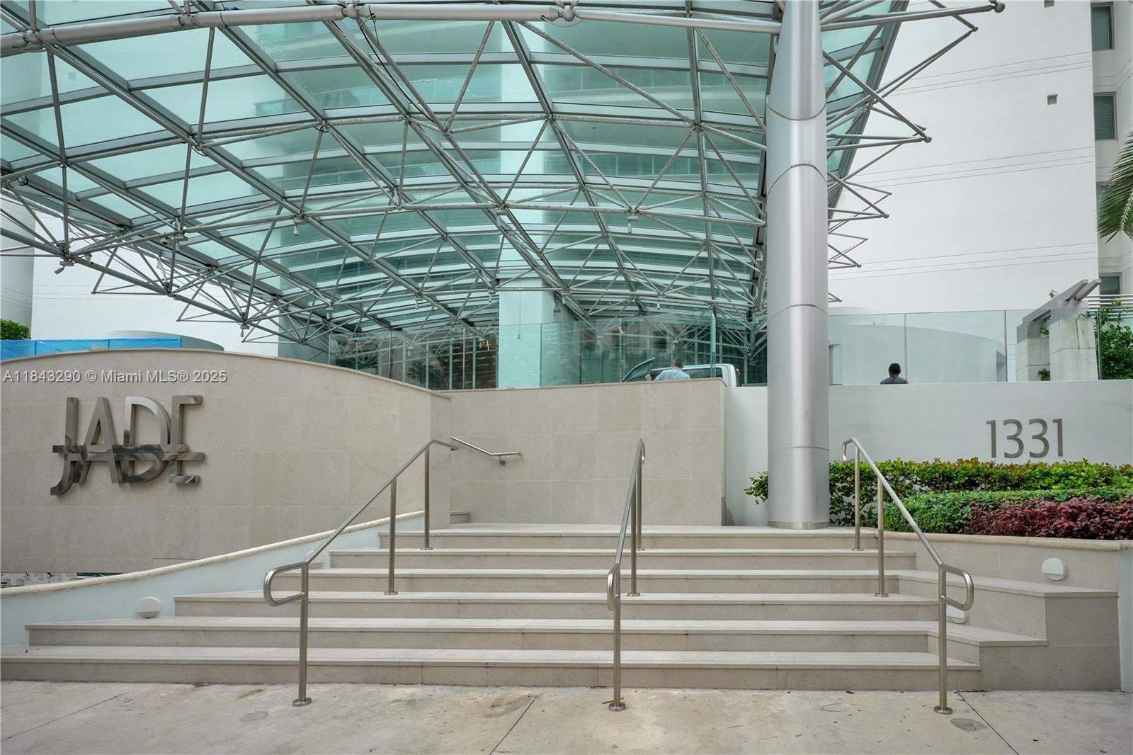 a view of entryway and outdoor space
