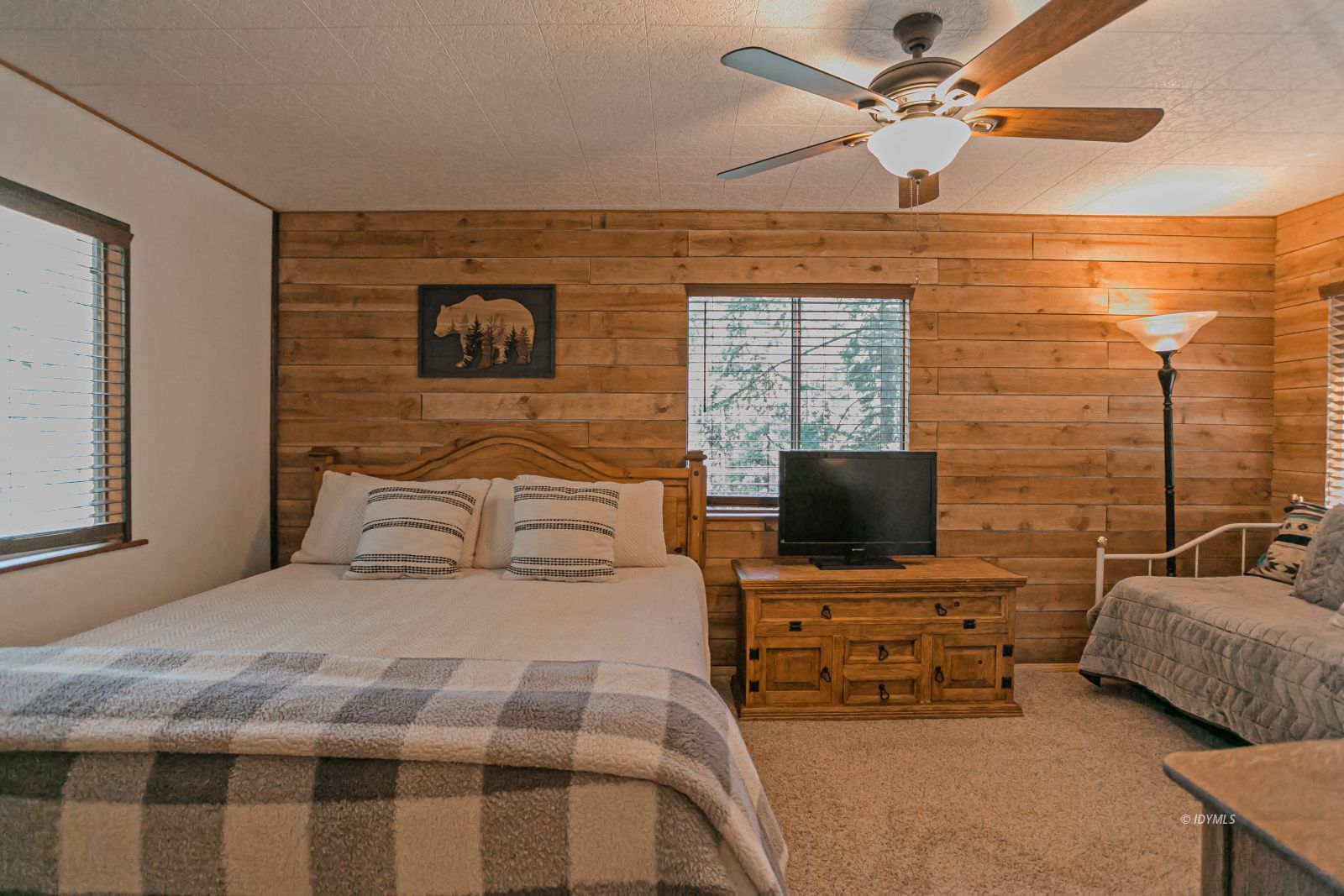 52507 Sylvan Way Idyllwild, CA 92549 - Photo 28 of 43 a bedroom with a bed and a television