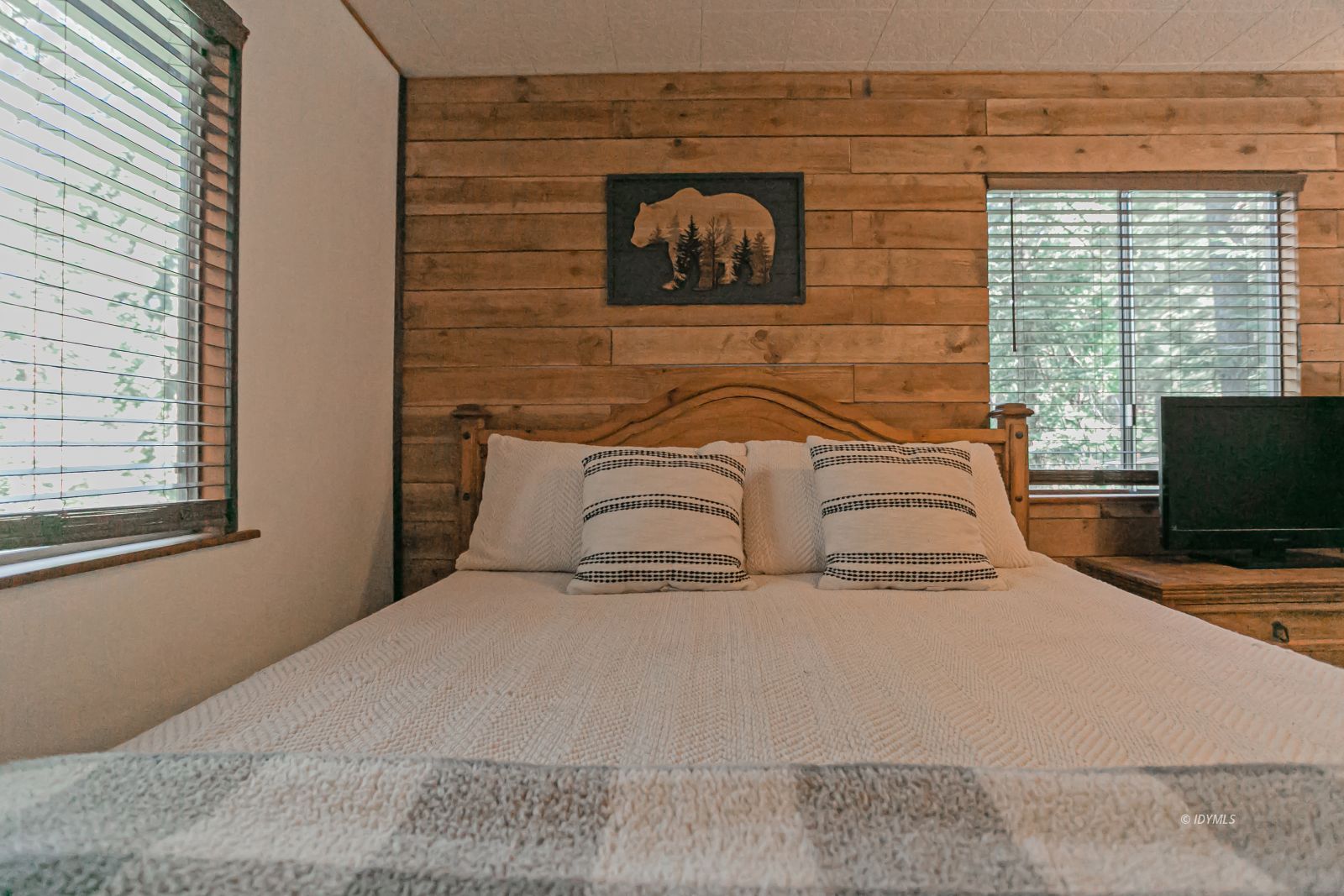 52507 Sylvan Way Idyllwild, CA 92549 - Photo 30 of 43 a bedroom with a bed and a flat screen tv