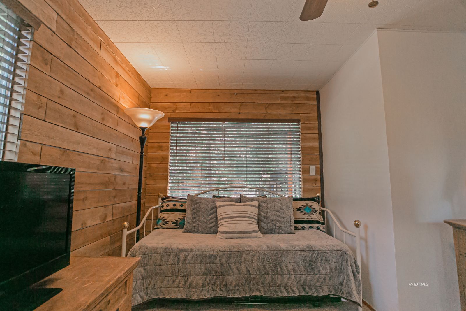 52507 Sylvan Way Idyllwild, CA 92549 - Photo 31 of 43 a bedroom with a bed and a night stand