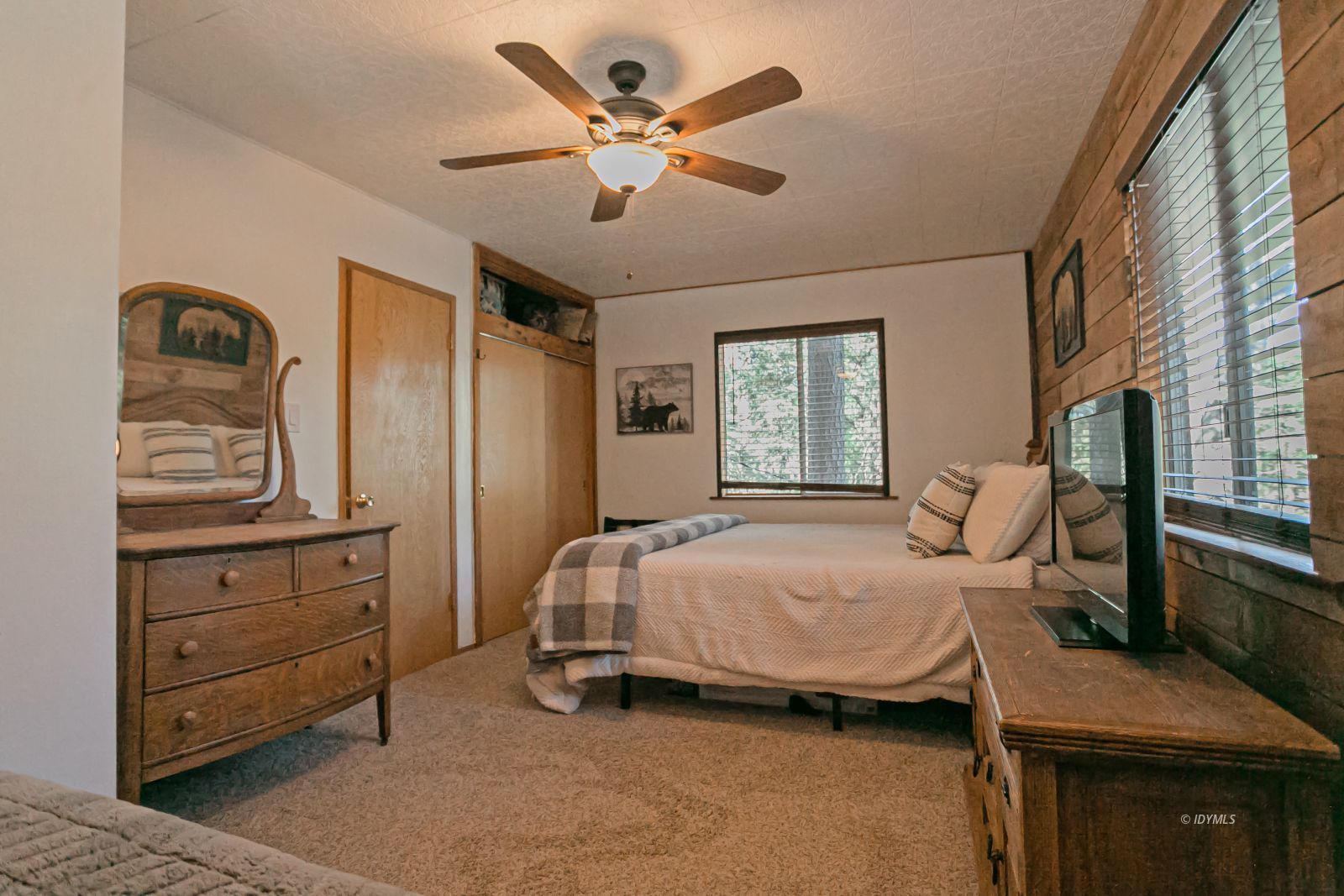52507 Sylvan Way Idyllwild, CA 92549 - Photo 32 of 43 a bedroom with a bed and a dresser