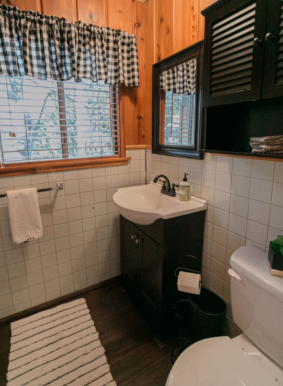 52507 Sylvan Way Idyllwild, CA 92549 - Photo 34 of 43 a bathroom with a sink and a toilet