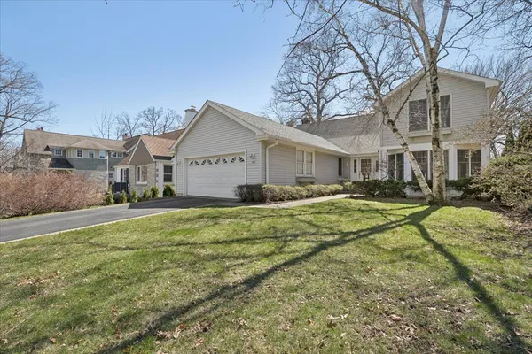 $1,095,000 | 209 East Washington Avenue, Lake Bluff, IL 60044