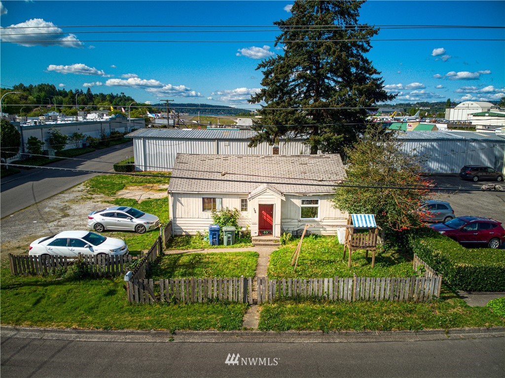 108 South Tobin Street Renton, WA 98057 - Photo 6 of 10 a view of a chairs and table in a patio