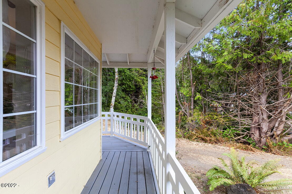 2450 Southwest Fairway Circle Waldport, OR 97394 - Photo 6 of 30 Covered Decks