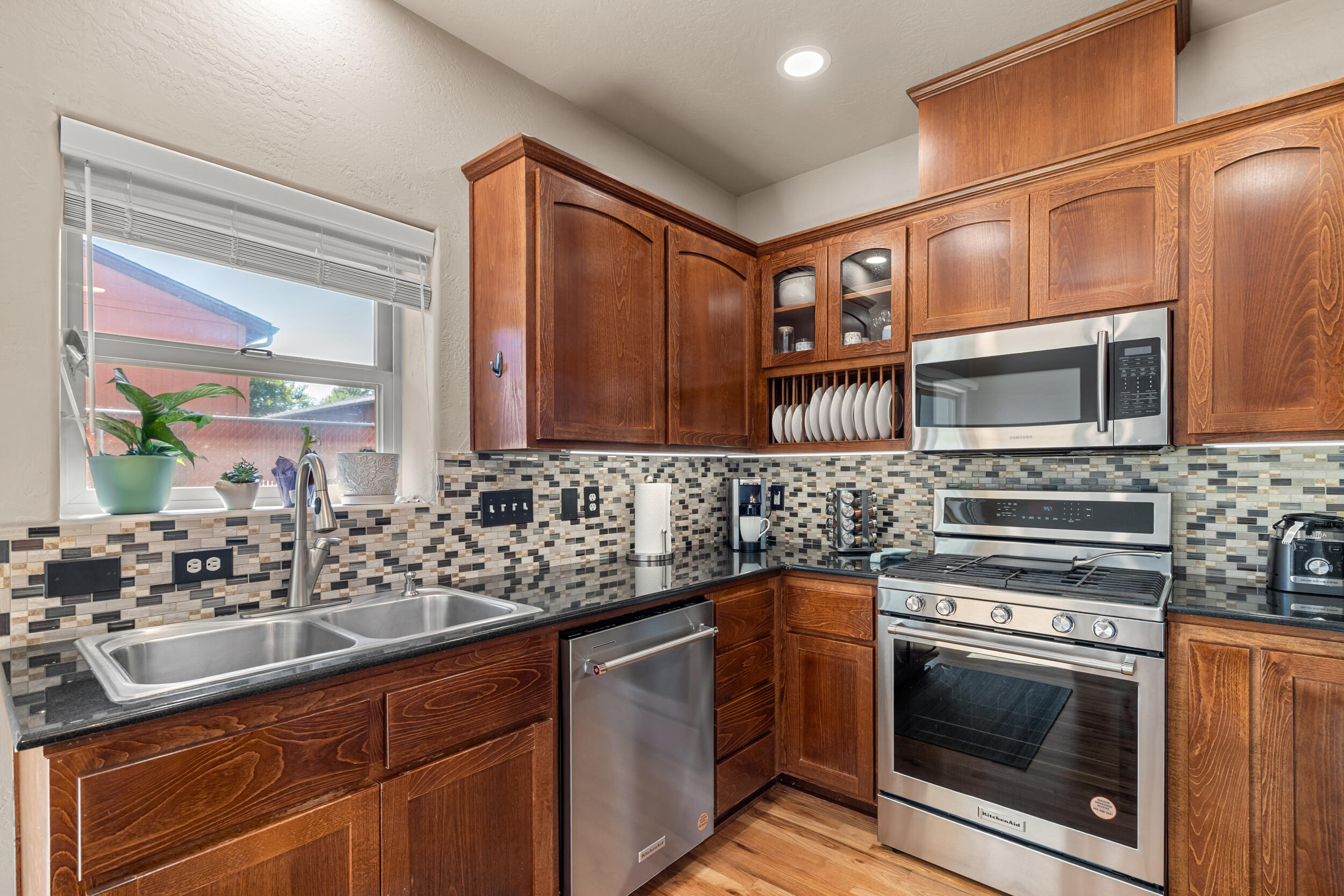 2210 East Barnett Road, Unit 7 Medford, OR 97504 - Photo 8 of 25 8_ 2210 e barnett rd, medford-06