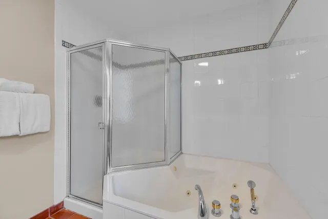 a en suite bathroom with a sink and a mirror