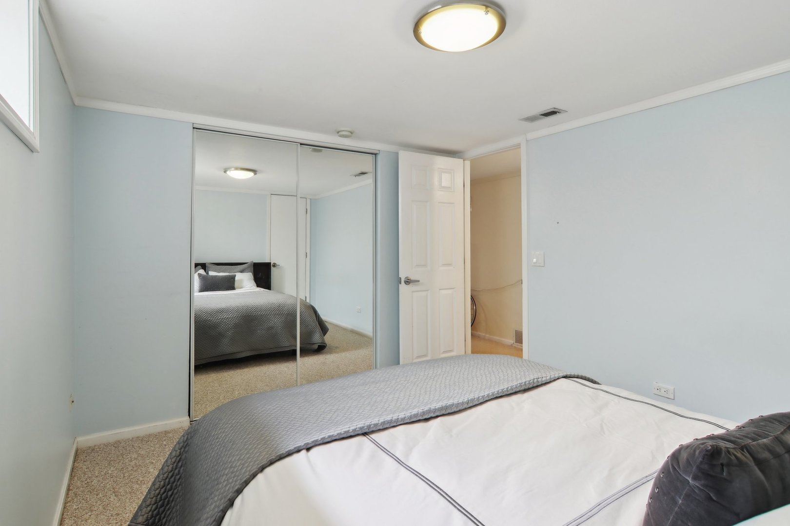 1115 Whitfield Road Northbrook, IL 60062 - Photo 38 of 54 a bedroom with a bed and a lamp