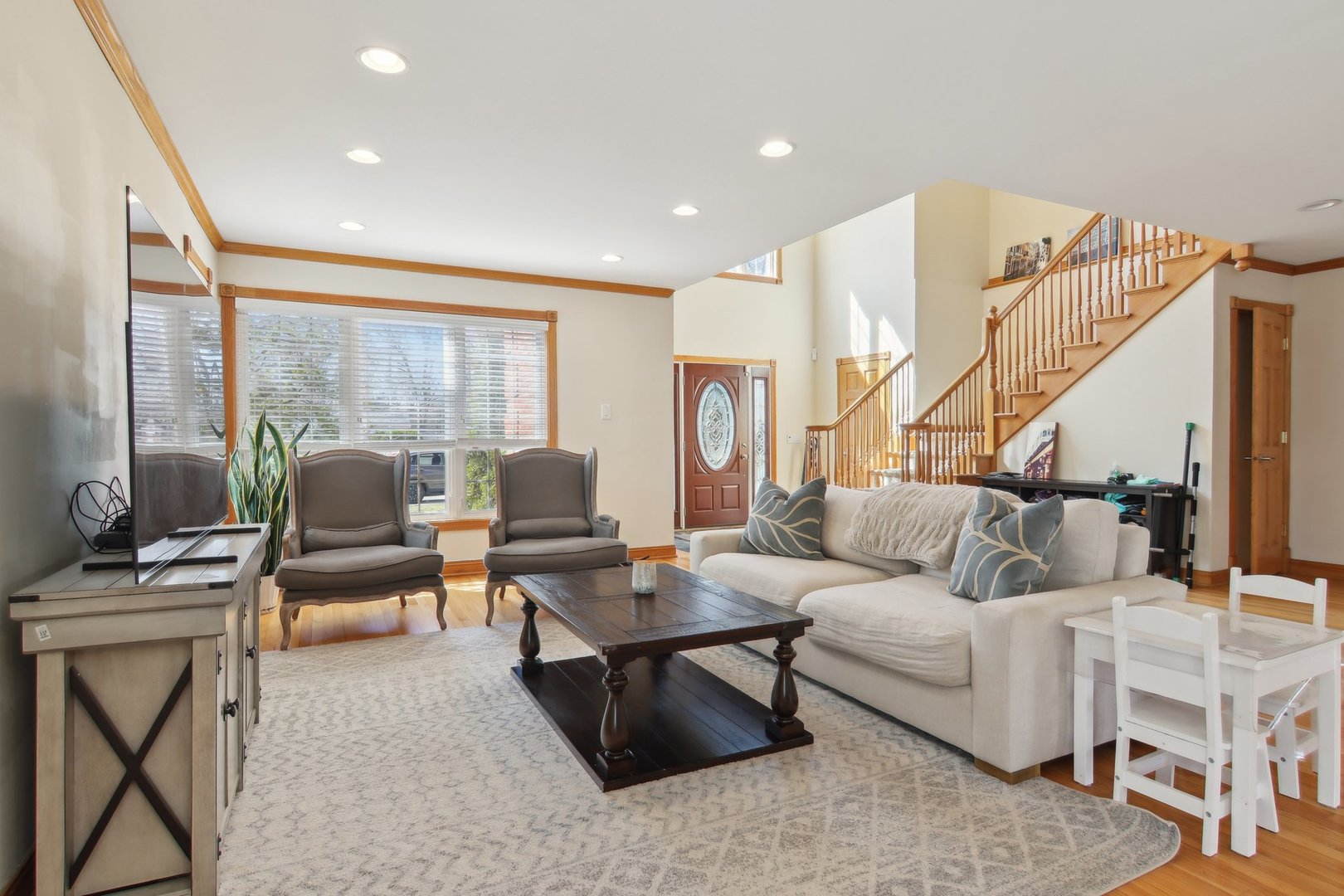 1115 Whitfield Road Northbrook, IL 60062 - Photo 4 of 54 a living room with furniture and a large window