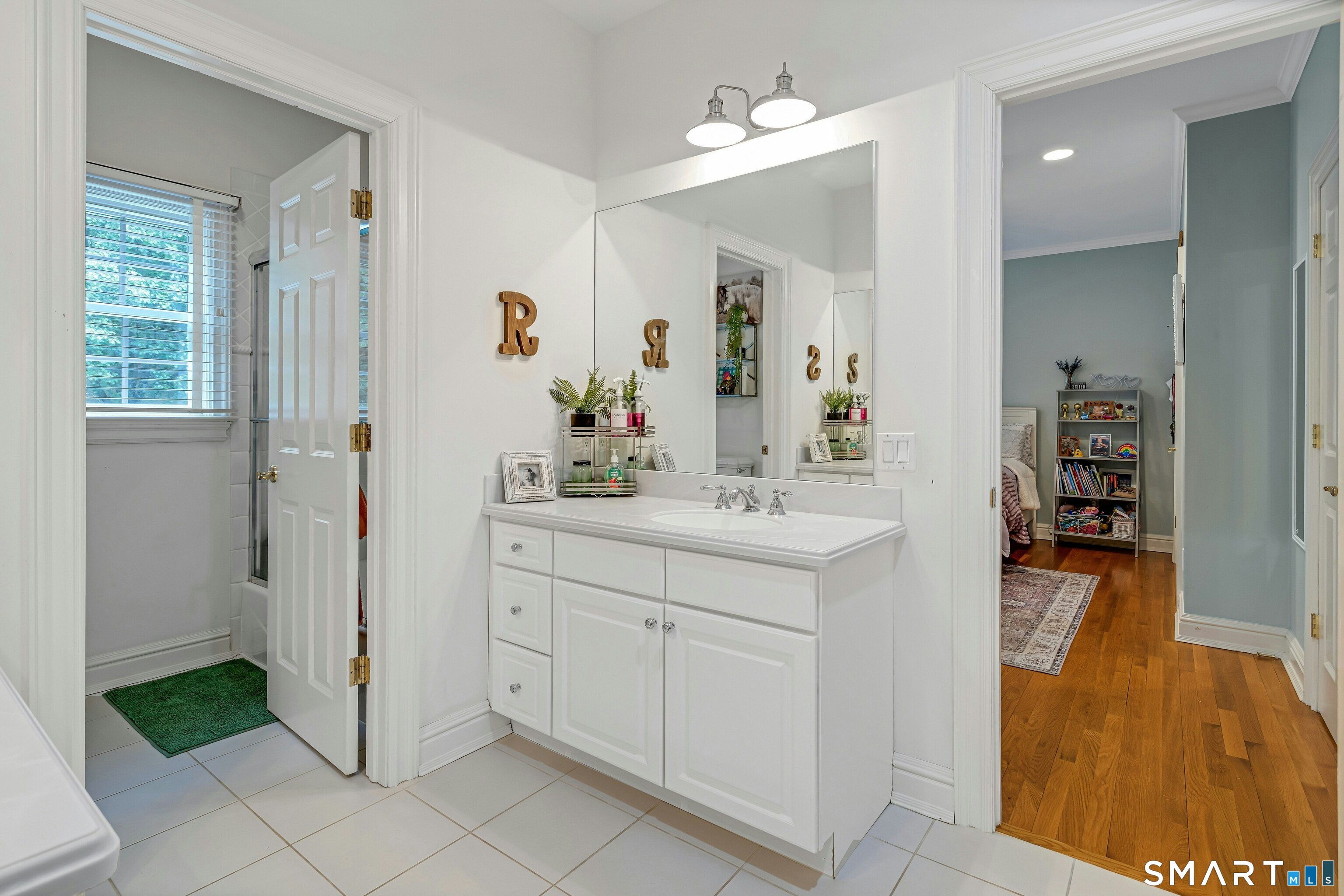 14 Turtle Ridge Court Ridgefield, CT 06877 - Photo 28 of 40 Shared Full Bathroom