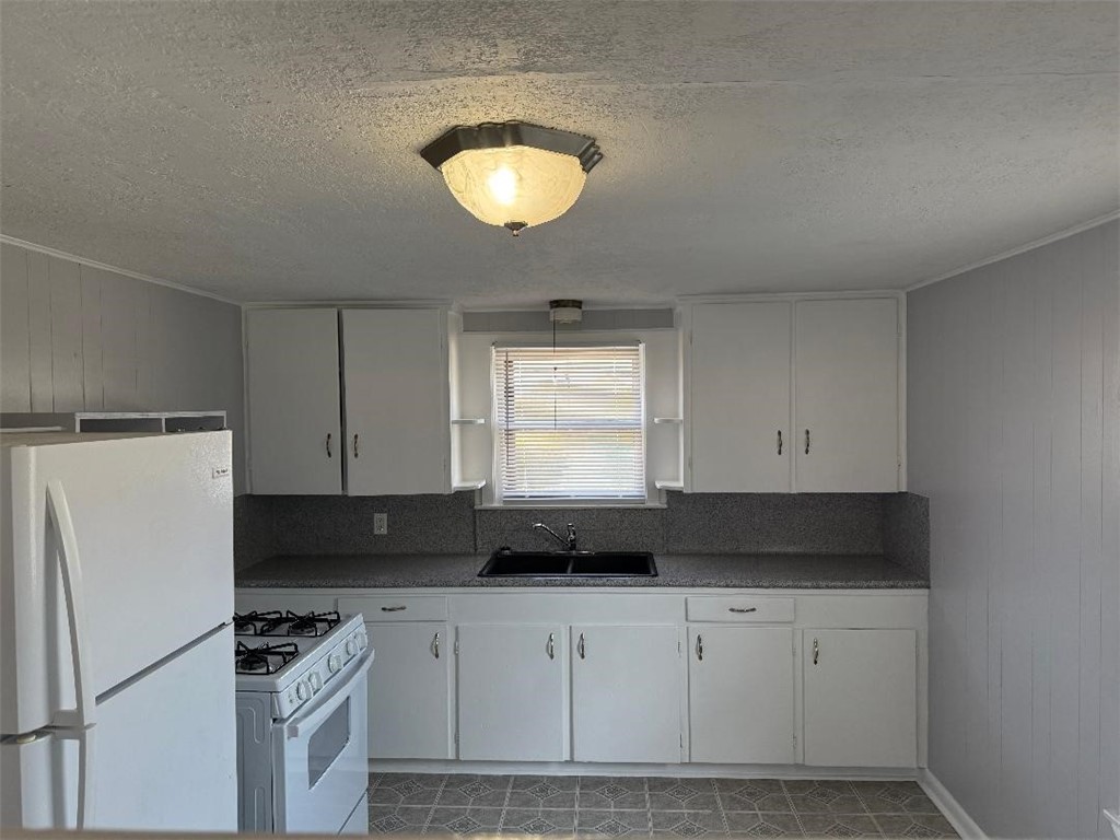810 8th Avenue Portland, TX 78374 - Photo 4 of 16 a view of a kitchen with electric appliances
