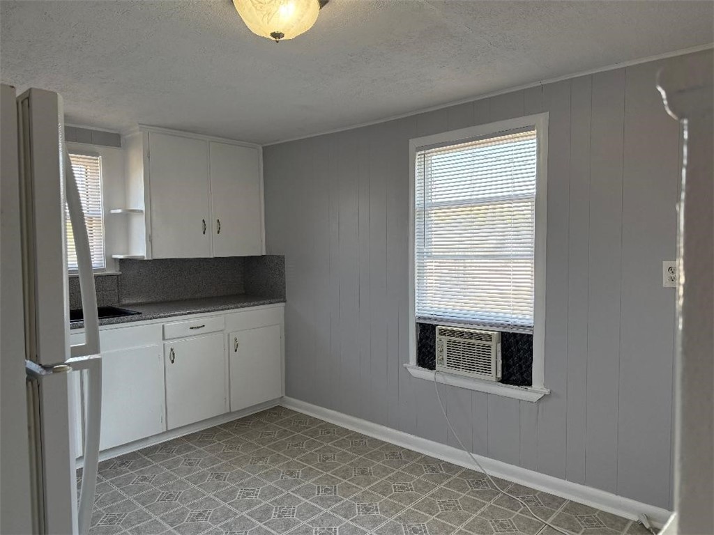 810 8th Avenue Portland, TX 78374 - Photo 5 of 16 a room with a sink and a window