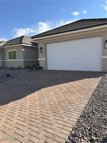 $2,725 | 2590 Apricot Lane, Las Vegas, NV 89108