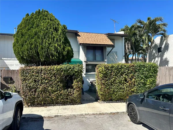 $465,000 | Snapper Creek Townhouses, Miami, FL 33173