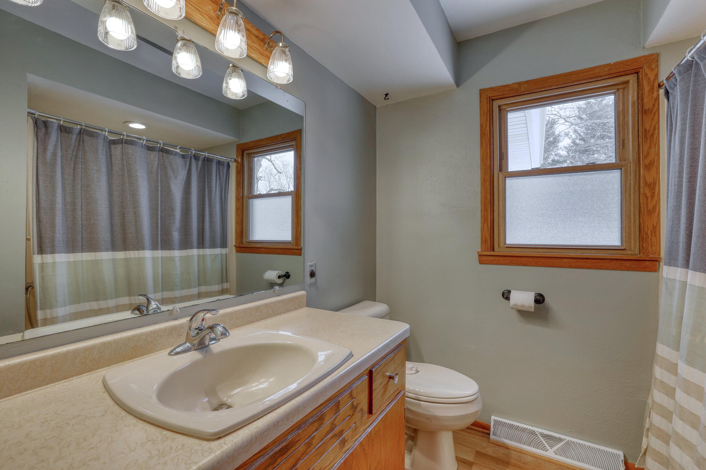 N67-w29921 Hartling Road Merton, WI 53029 - Photo 18 of 56 Main Floor Bath