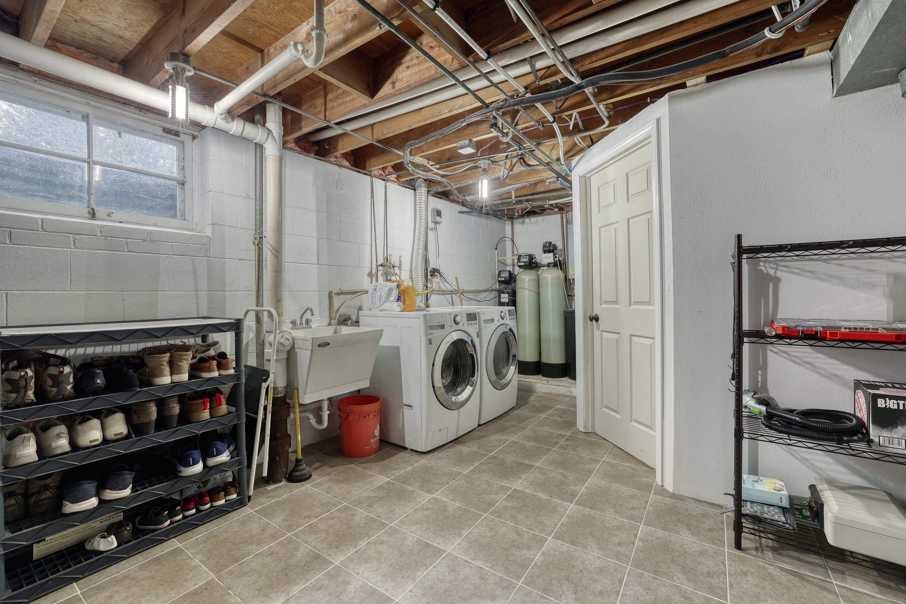 N67-w29921 Hartling Road Merton, WI 53029 - Photo 25 of 56 Mudroom/Laundry