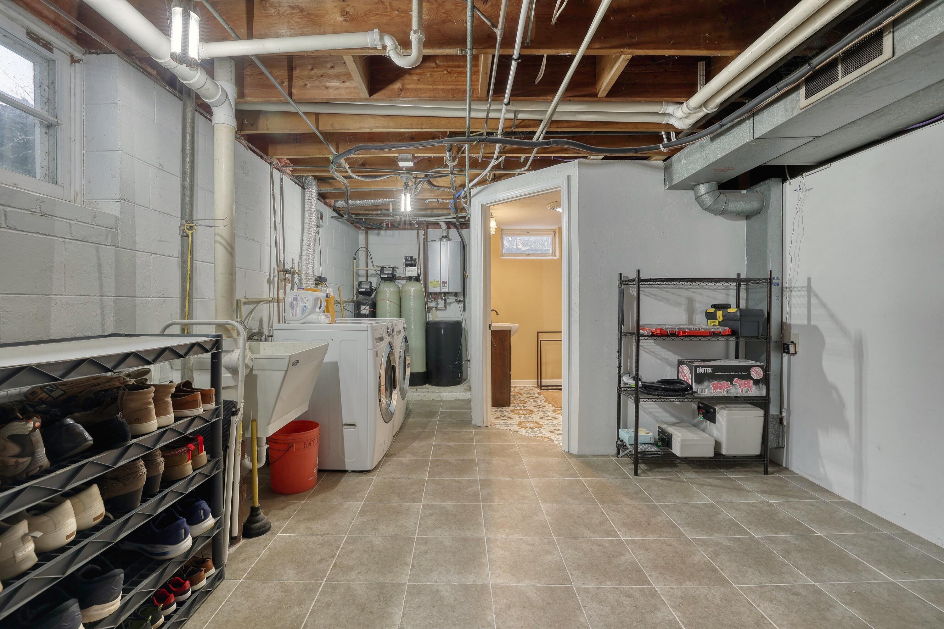 N67-w29921 Hartling Road Merton, WI 53029 - Photo 26 of 56 Mudroom/Laundry