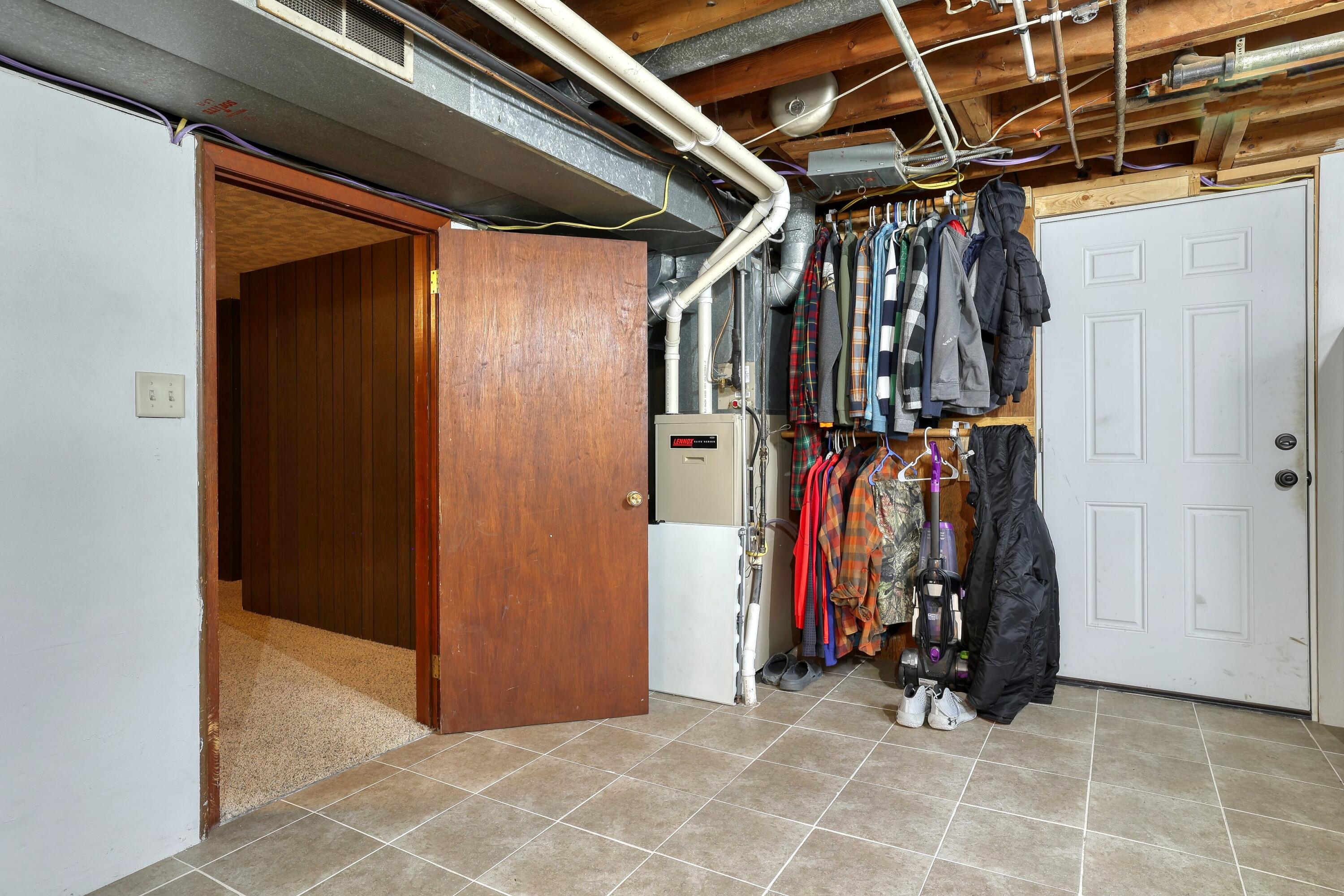 N67-w29921 Hartling Road Merton, WI 53029 - Photo 27 of 56 Mudroom/Laundry