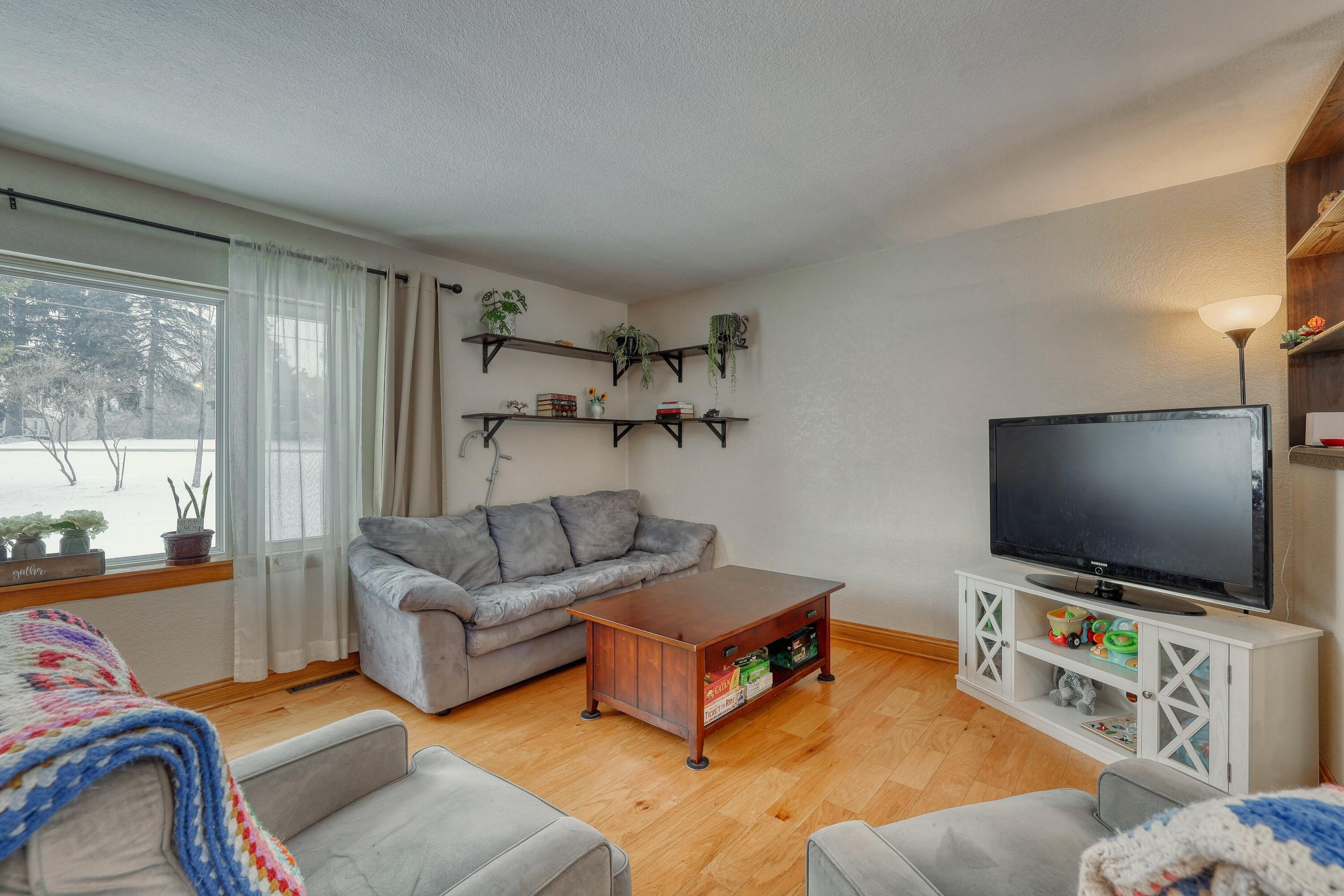 N67-w29921 Hartling Road Merton, WI 53029 - Photo 4 of 56 Living Room