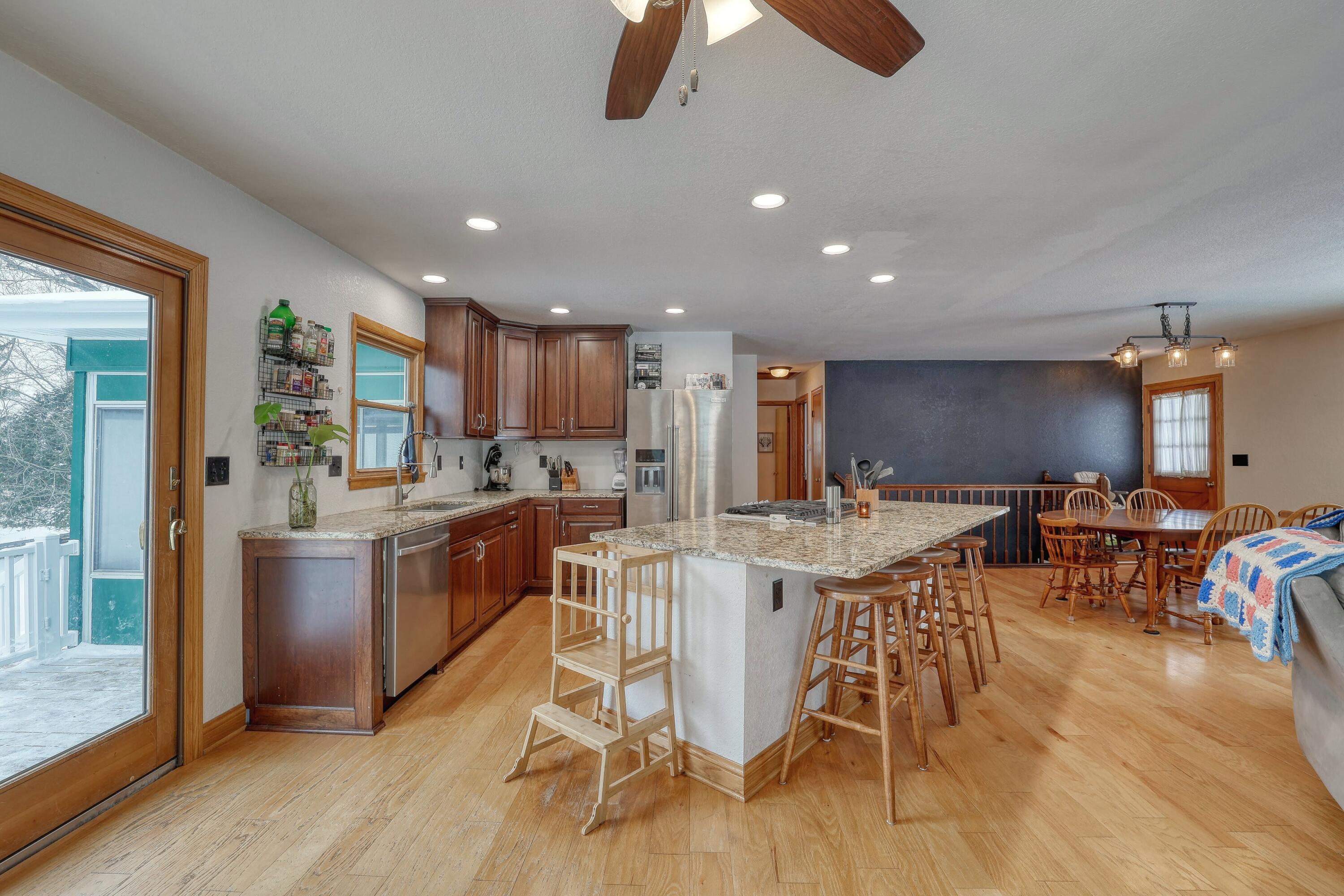 N67-w29921 Hartling Road Merton, WI 53029 - Photo 6 of 56 Granite Countertops