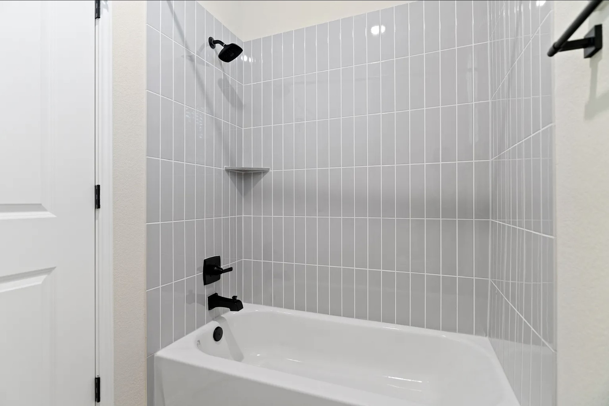 1612 Kit Circle Austin, TX 78758 - Photo 26 of 29 a bathroom with a bathtub