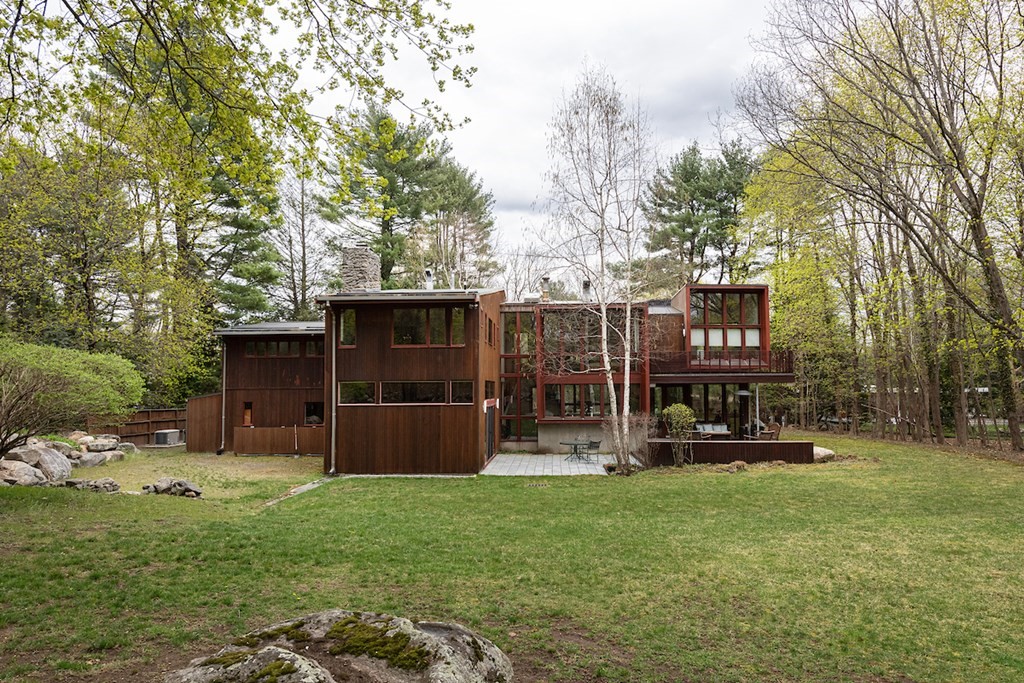 3 Barberry Road Lexington, MA 02421 - Photo 4 of 42 a backyard of a house with lots of green space