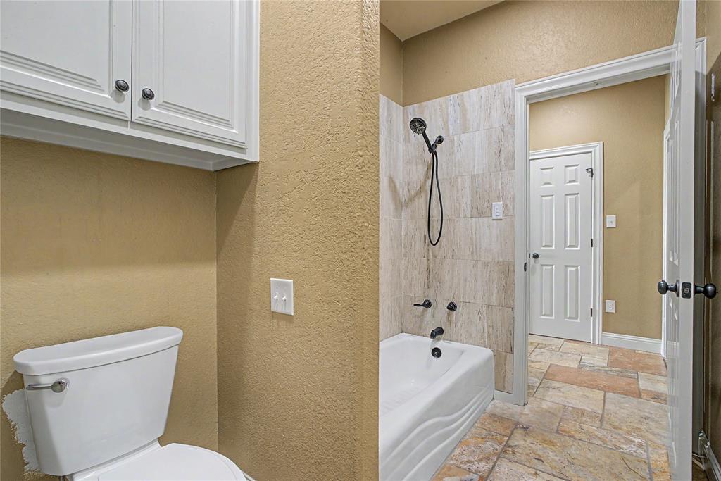 6815 Hardwick Road Abilene, TX 79606 - Photo 24 of 40 Jack & Jill Bath