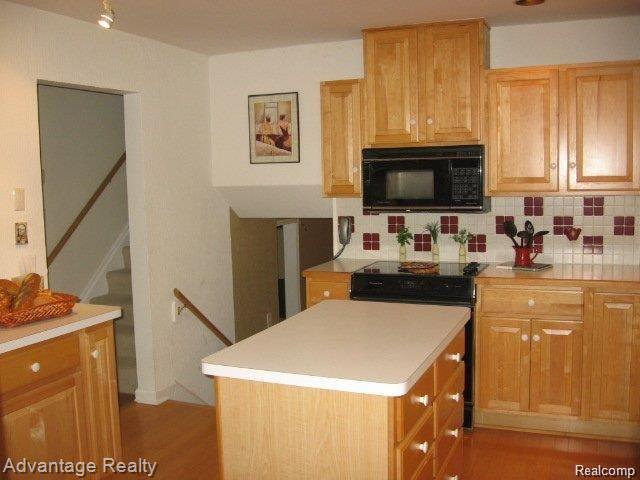 5976 Shaun Road West Bloomfield, MI 48322 - Photo 6 of 12 kitchen 2.jpg